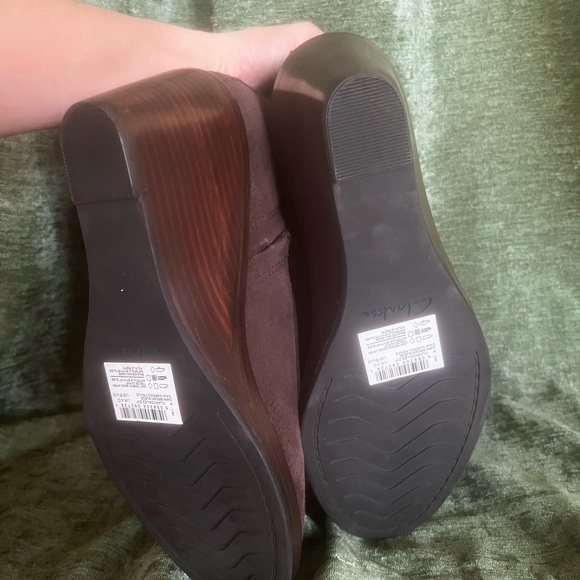 Never worn chocolate suede Clark’s boots - Picture 3 of 4